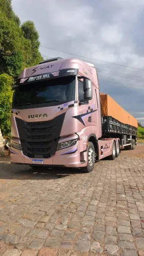 Conjunto Iveco S-Way 480 6x2 (2023) + Carreta Randon Graneleira (2018) - Ótimo estado
