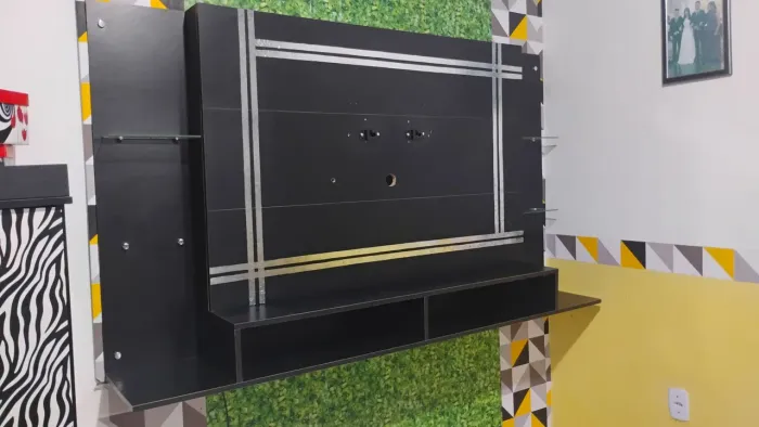 Painel grande para TV de todas polegadas com suporte para portas retratos e outros objetos