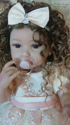 Bebê reborn com cabelinhos cacheados 