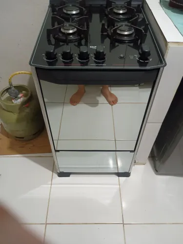 Vendo armário de cozinha e fogão 4 bocas 1300 menor preço