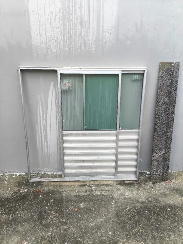 Janela de alumínio e vidro com peitoril de granito
