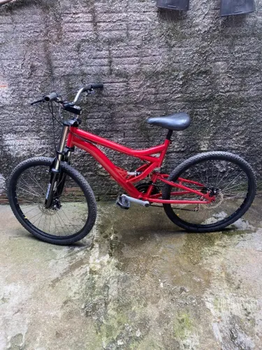 Bicicleta full suspensão com freios a disco