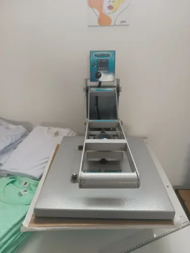 Prensa plana sublimação, marca MÁQUINA TEC, acompanha:64 body infantil, 67camisas,18 infa.