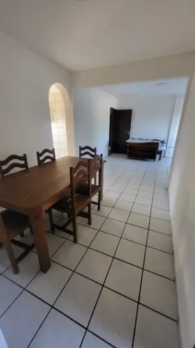 Apartamento amplo em Ponta Negra, semi mobiliado, 3/4, em condominio familiar.