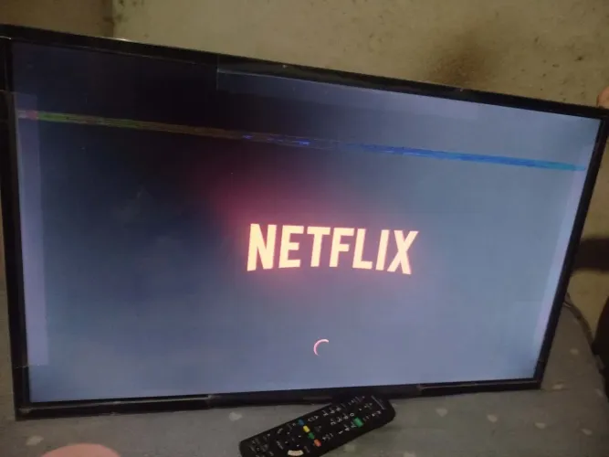 Televisão Panasonic com um risco na tela.