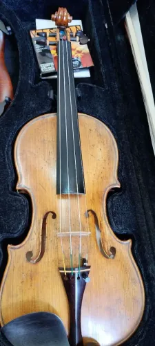 Violino Atelier totalmente ajustado.Acompanha estojo de luxo.