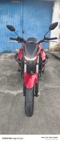 Moto semi nova, com apenas 30.000 km rodados.