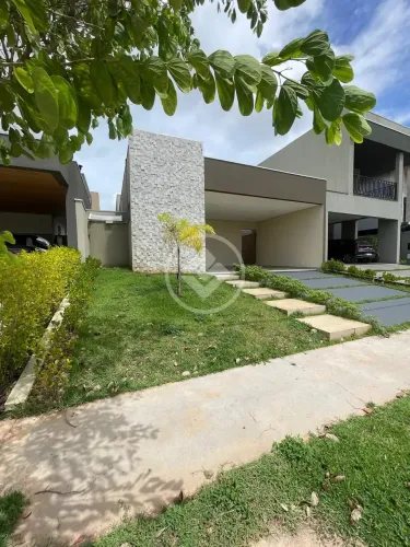#Aluga-se casa em condomínio fechado com 03 quartos sendo 02 suítes , semi mobiliada e ene