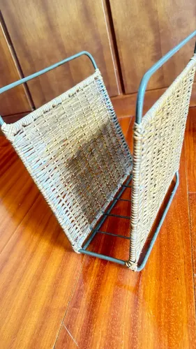 Porta Revistas Retro em Vime e Metal - Estilo Boho / Vintage. 