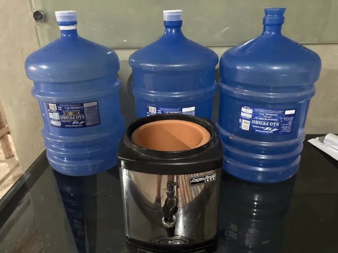 Suporte água inox e cerâmica + 3 galões 20l vazios