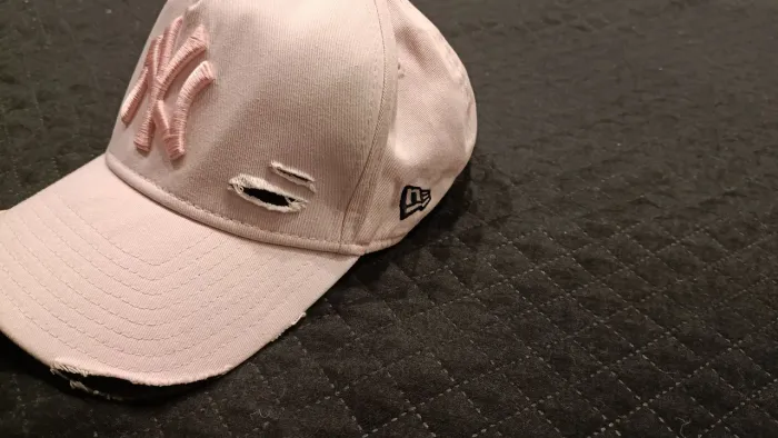 Bone New Era Nyc 940 Destroyed Rosa Claro