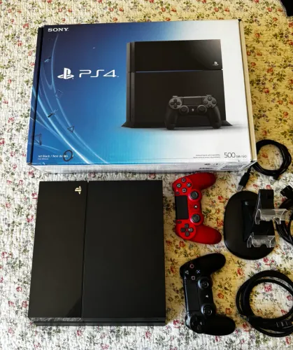 PS4 fat 2 tb mémoria + 2 controles + carregador de controles