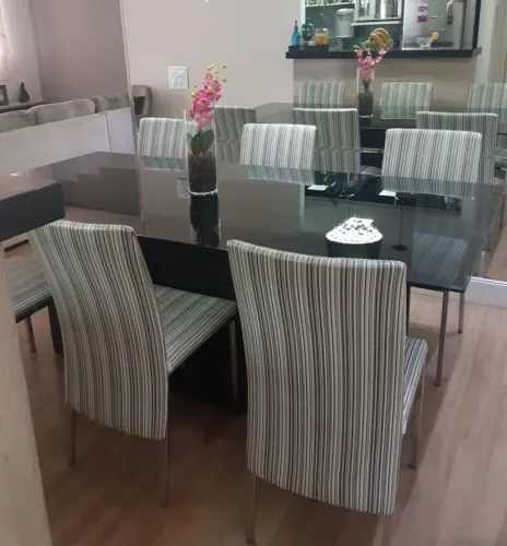 Vende-se Mesa com 6 cadeiras com vidro fume com medidas de 2 M X 1 M . Excelente.