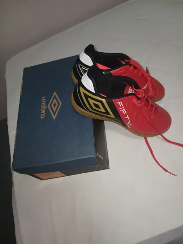VENDO CHUTEIRA FUTSAL,  N39 , NOVA COM CAIXA, chama  l, ate 120 aceito