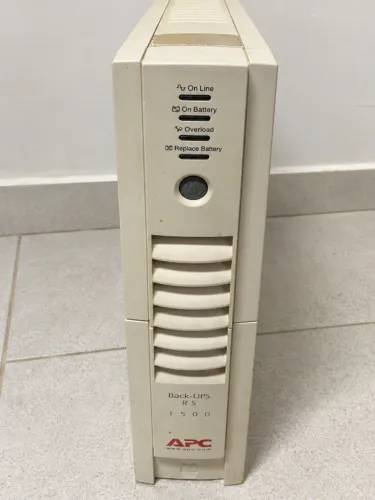 APC Back-UPS RS 1500 - 220V, funcionando normalmente, porém com as baterias sem autonomia