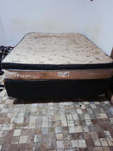 Vendo cama box Queen de casal