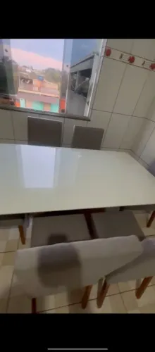 Mesa em MDF e vidro,com 6 cadeiras em estofados em perfeito estado
