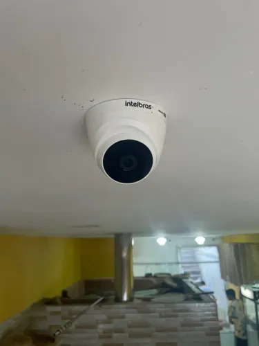 Instalação de câmeras de segurança e alarme