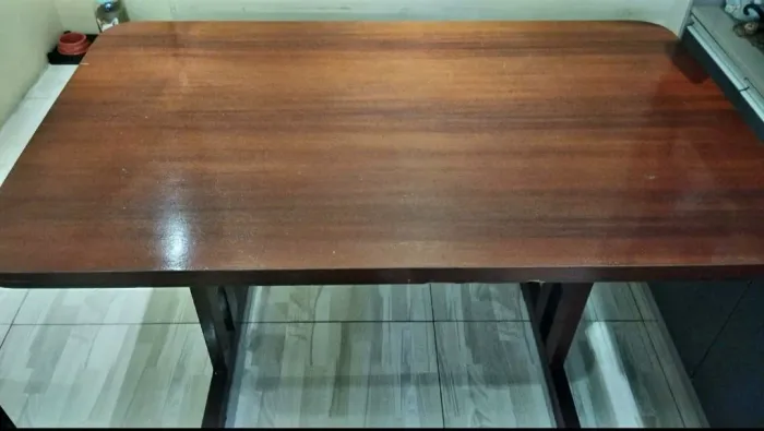 Mesa de madeira com 2 cadeiras R$ 450,00