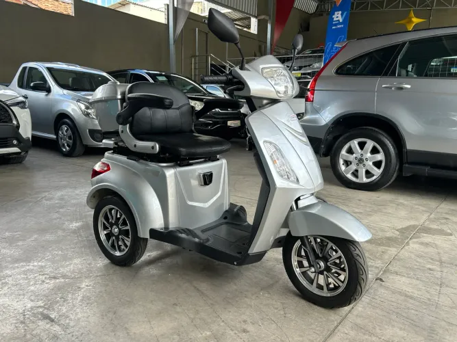 Triciclo com apenas 11 km