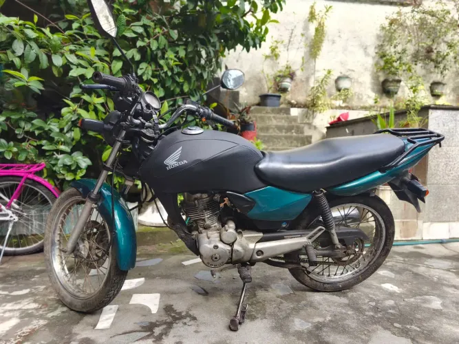 Vende - se cg Titan 125 es