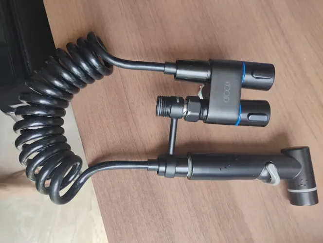 Duas Duchas higiênicas com válvula Dupla