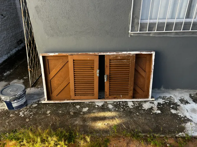 Janela de madeira maciça.