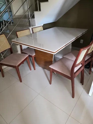 Vendo mesa tampo em vidro com 6 cadeiras em madeira com tela R$3.000 ótimo estado