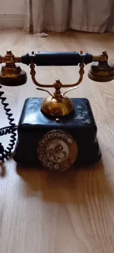 Telefone antigo com disco