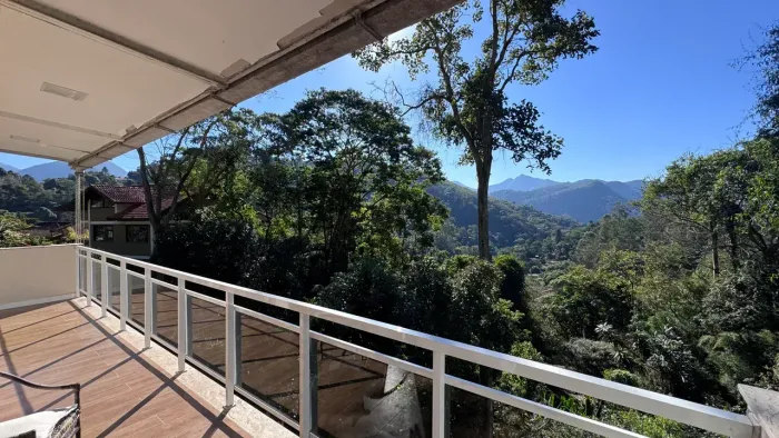 Casa à venda em Corrêas, Petrópolis/RJ, no Condomínio Vale do Sossego com 3 suítes e sala
