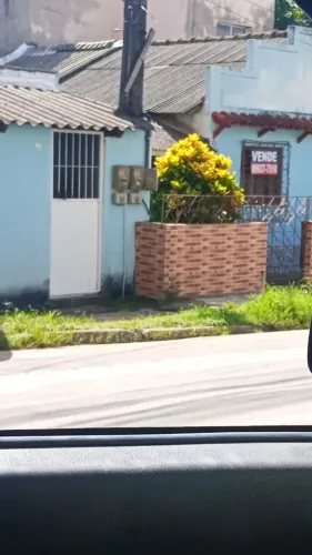 Vendo ou troco 2 casas Cariacica no centro Cariacica .