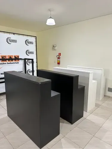 Balcões de atendimento.
