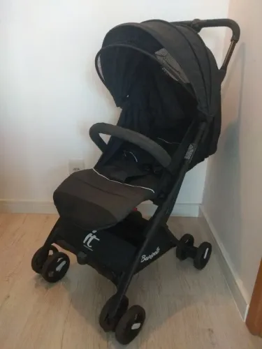 Carrinho de bebê It da marca Burigotto.