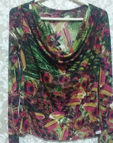 Blusa manga longa estampada e gola caída. tamanho p composição 96% viscose 4% elastano