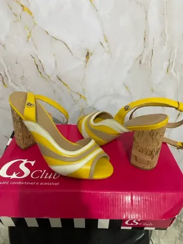 Salto amarelo Carmen Steffens 36