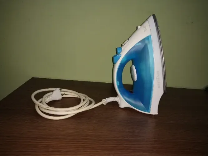 Ferro de passar roupa à vapor e a seco Britânia