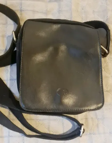 Mini bag preta, aba frontal em couro,com foro, fecho em ziper e imã