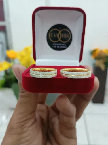 Par de Alianças com linha em Prata banhado a Ouro 