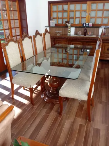 Mesa e cadeiras
