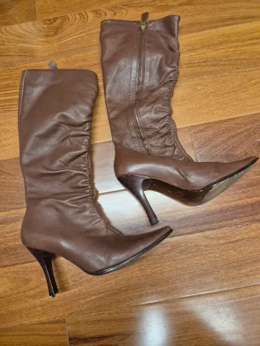 Botas de cano alto marrom