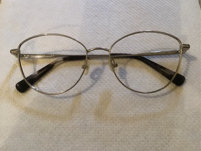 Armação sem lentes em perfeito estado