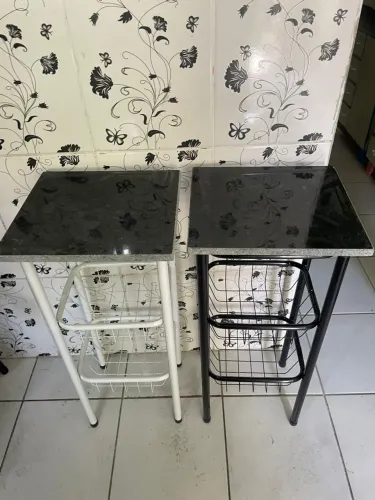 Mesas Laterais com Tampo de Pedra e Cesto