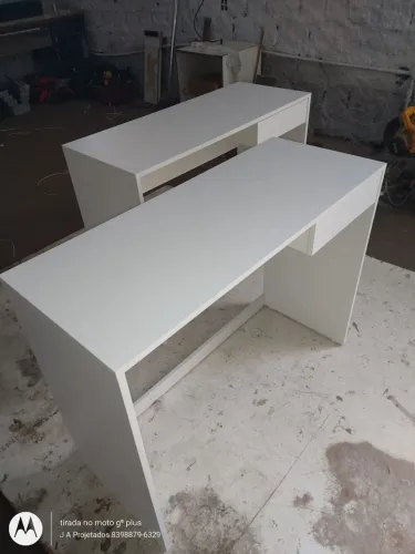 Escrivaninha simples com 1 gaveta