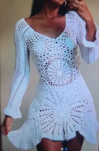 Vestido de Crochê Branco com Detalhes