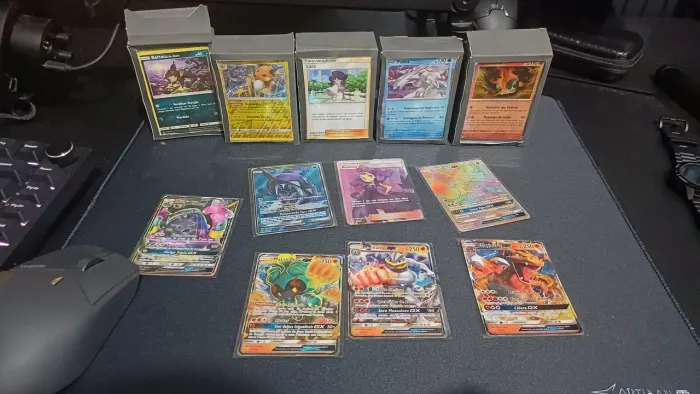Coleção de Cartas Pokémon, 4 Decks Sleeves Prontos para jogo e +/-300 cartas originais