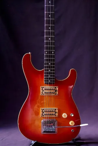 CORT HEAVY METAL SERIES ANO 1986