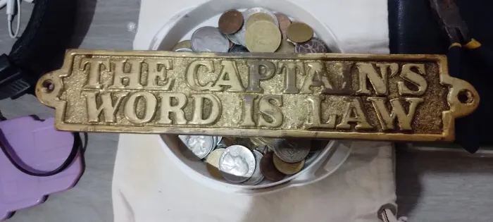 Placa Decorativa 'The Captain's Word is Law'