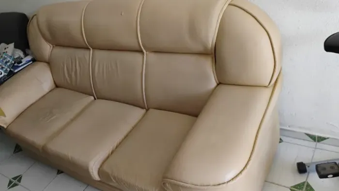 Sofá 3 Lugares em Couro Sintético - Conforto e Economia