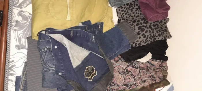 ( O preço baixou!!!)Lote de roupas abaixo (P e M)  Incluindo óculos Ray-Ban e 2 tops novos