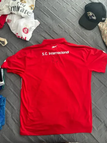 Camisa Polo Reebok Sport Clube Internacional com autógrafo do zagueiro índio
